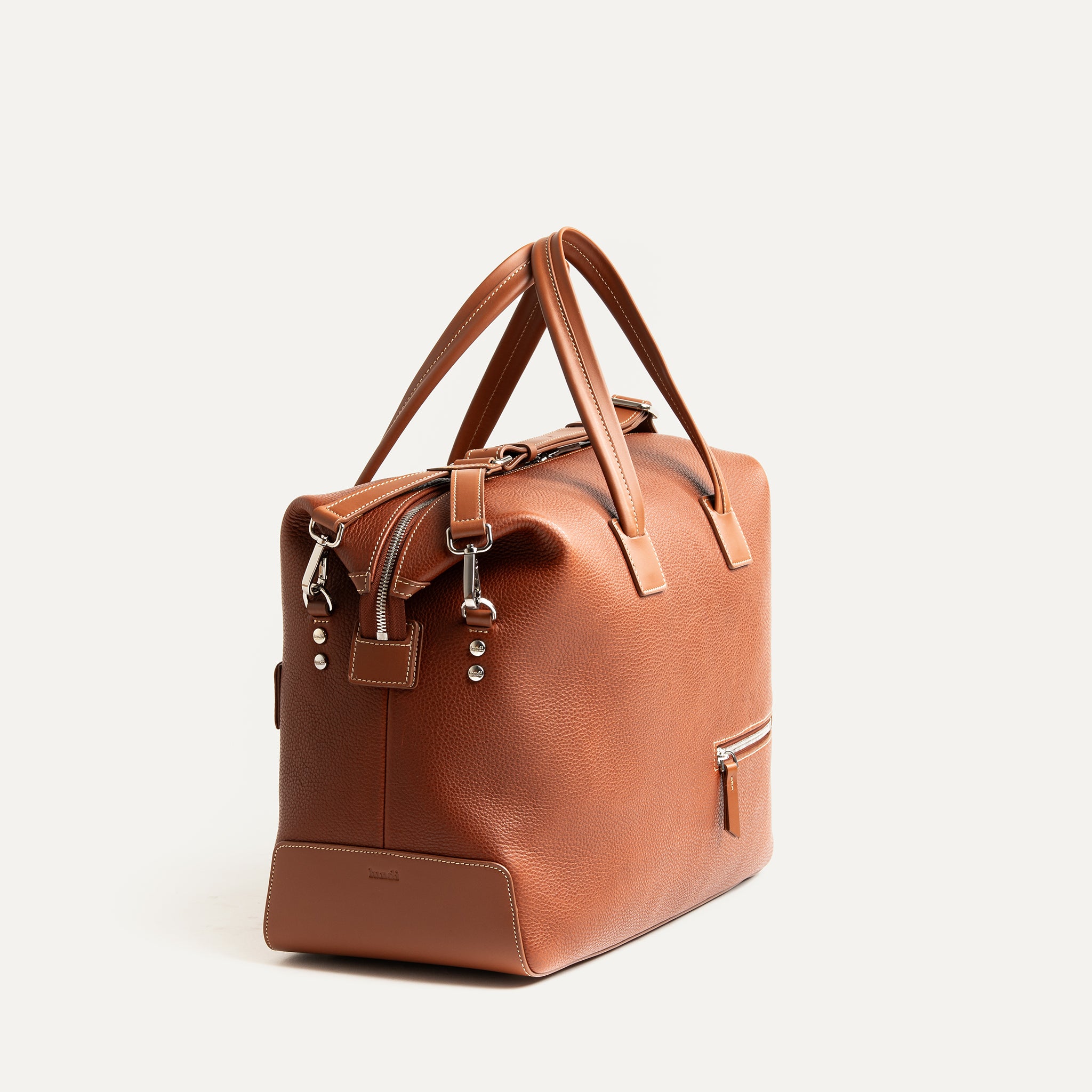 Sac de voyage WESLEY en cuir cognac équipé d'une bandoulière ajustable parfait pour voyager avec confort et élégance.