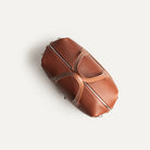 Sac de voyage en cuir cognac WESLEY conçu par lundi pour être fonctionnel et l'air chic et luxueux.