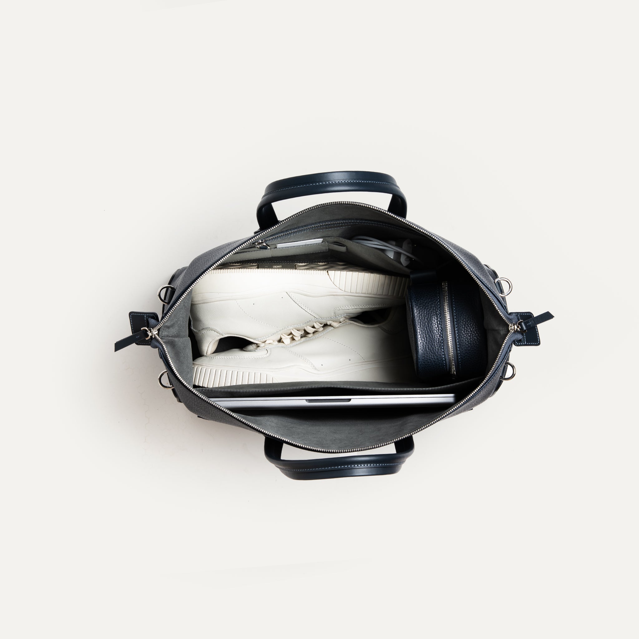 Sac week end pour homme en cuir marine avec une grande poche de 24 litres intérieur organisée en compartiment.