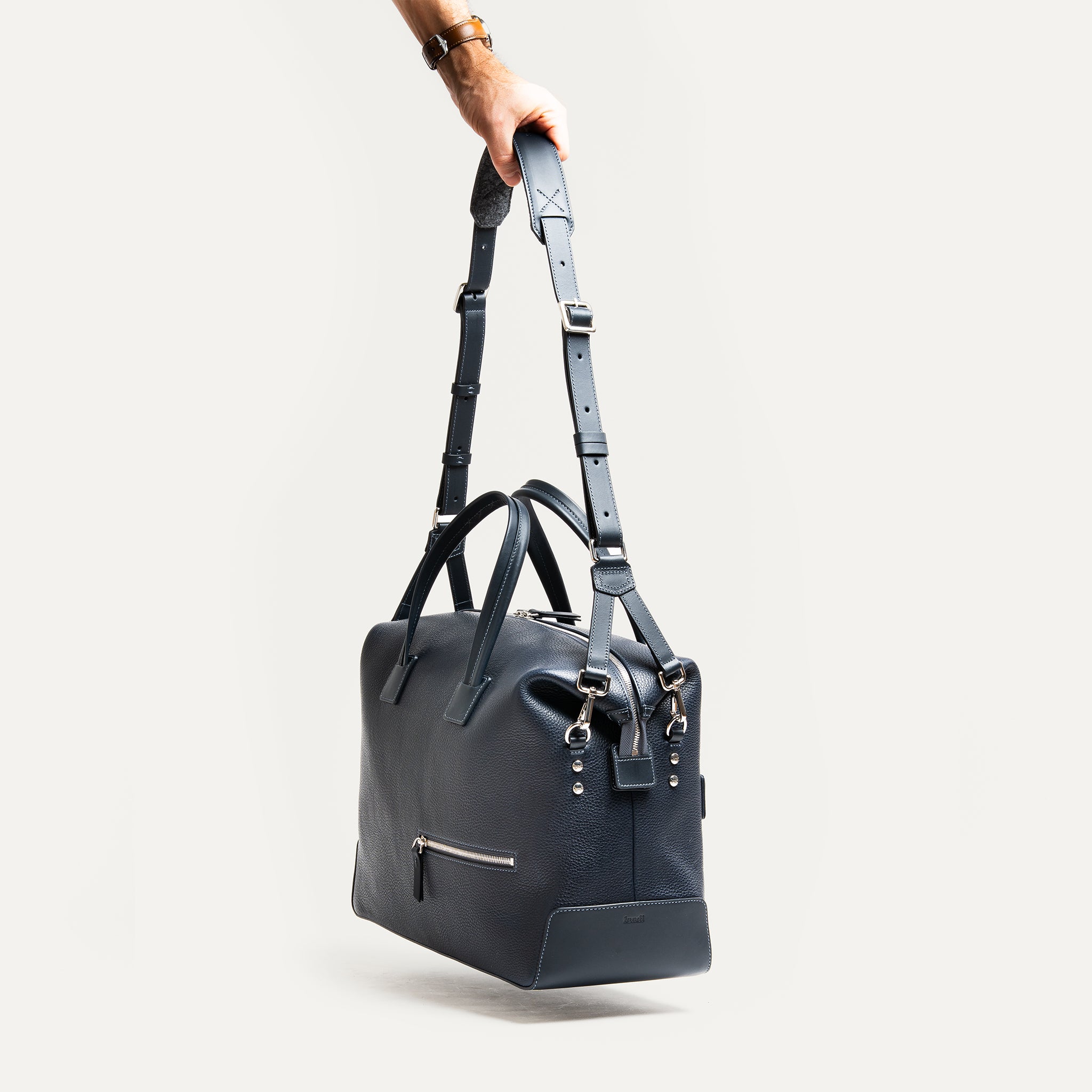 Sac week end femme équipé d'une bandoulière ajustable pour voyager confortablement.