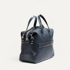Sac week end pour homme élégant en cuir marine parfait pour 48 heures grâce à une capacité de 24 litres bien pensé.