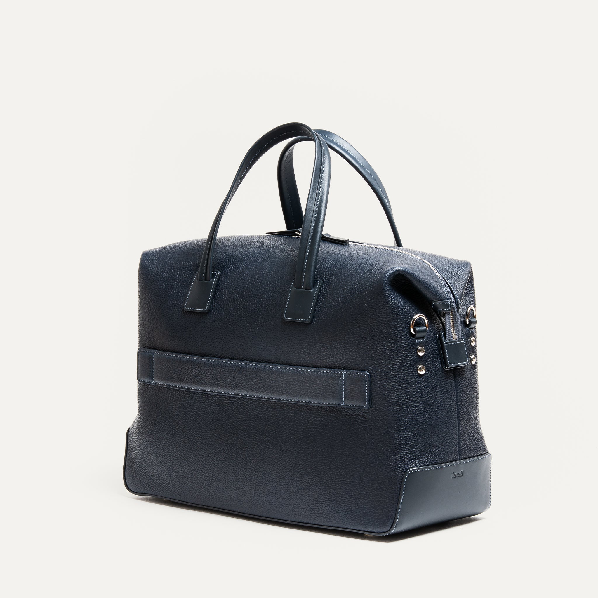 Sac week end pour homme idéal pour être transporter sur une valise grâce au passant trolley.