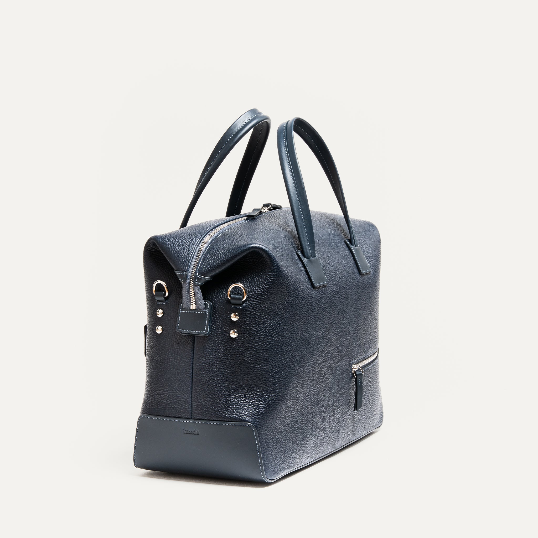 Sac week end pour homme marine en cuir grainé semi-végétal.
