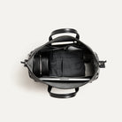 Sac weekender homme en cuir noir, intérieur pratique avec rangements vêtements, chaussures et accessoires.