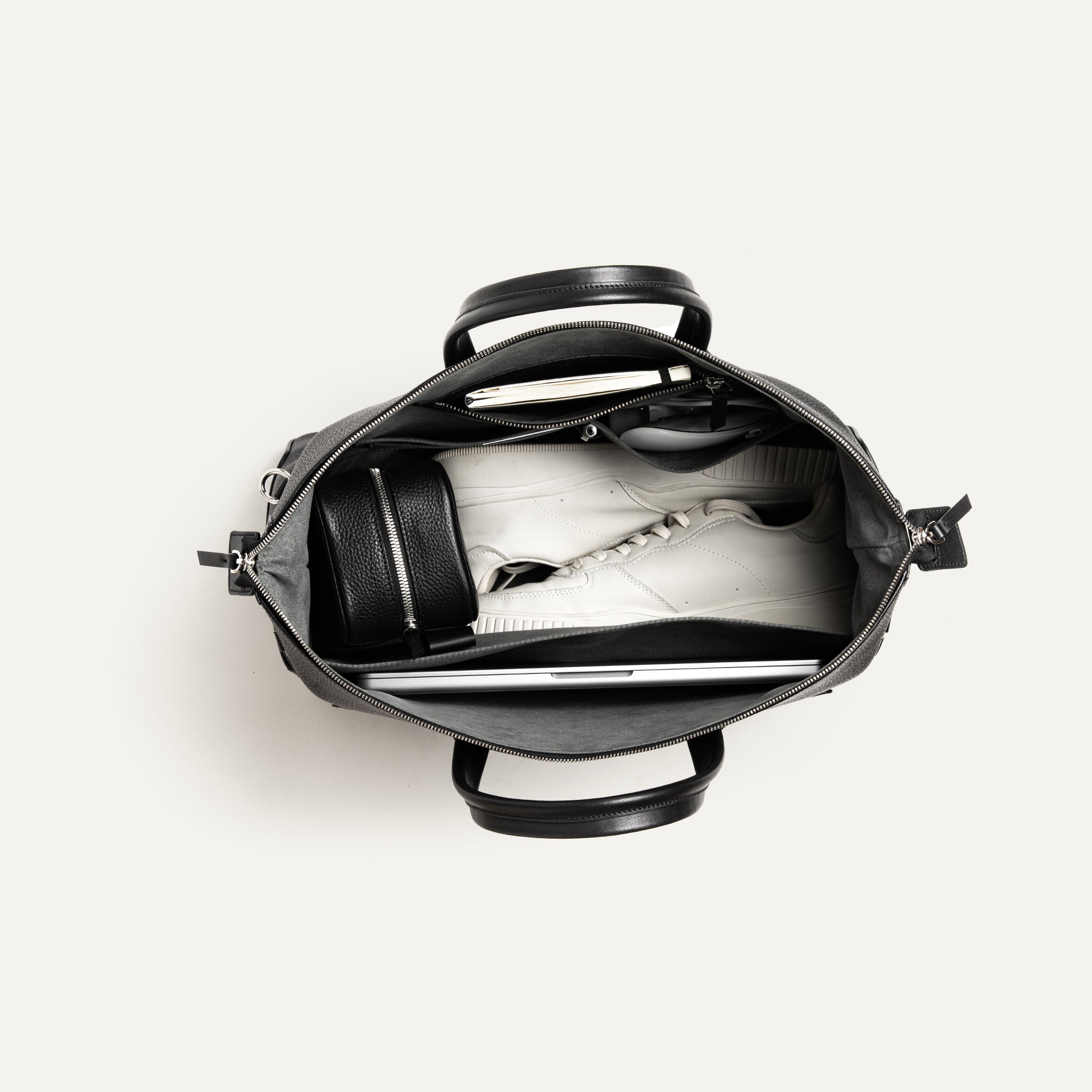 Sac de sport homme en cuir noir, intérieur Alcantara avec compartiment chaussures et ordinateur.