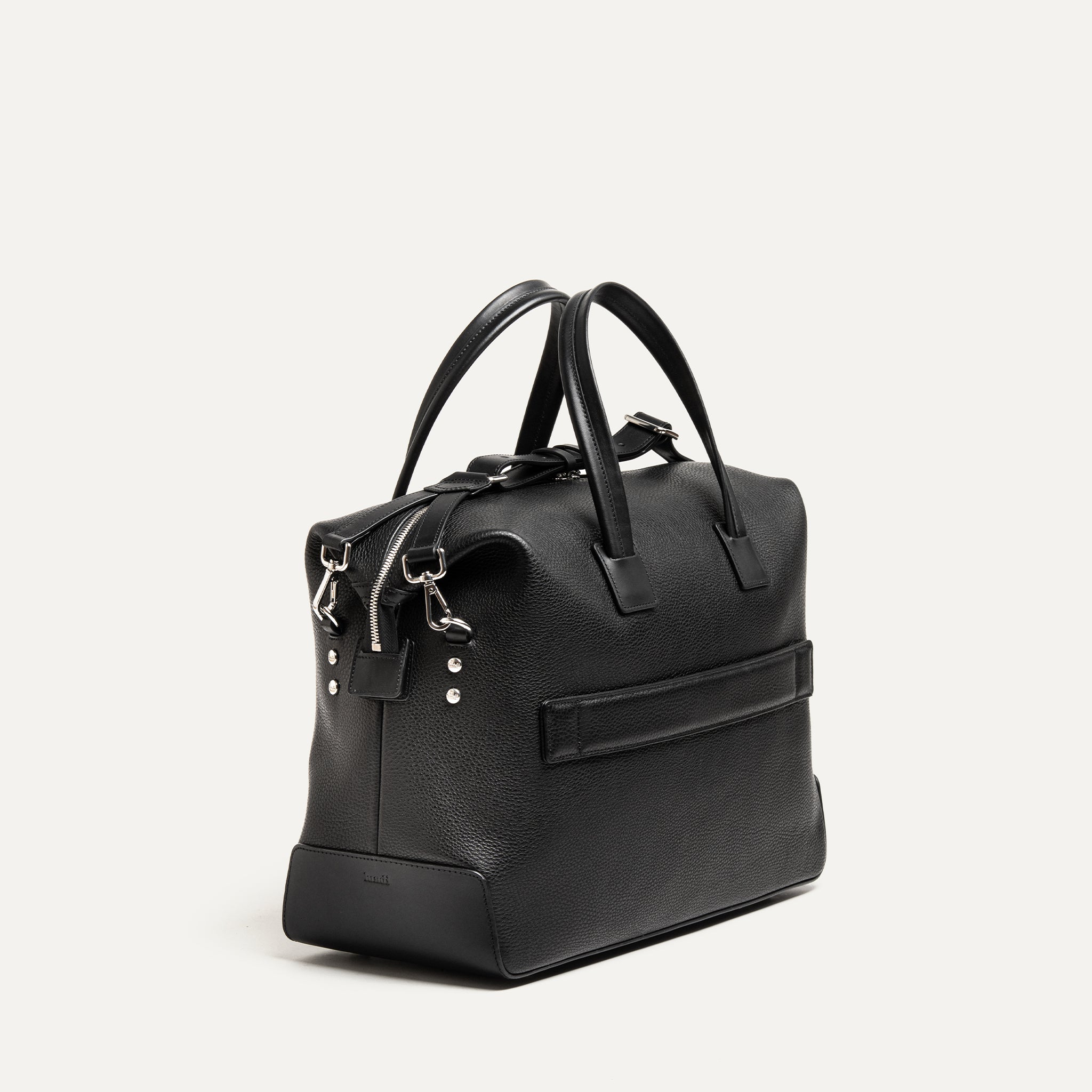 Sac week-end en cuir noir avec passant trolley intégré pour valise cabine, pratique pour voyages courts.