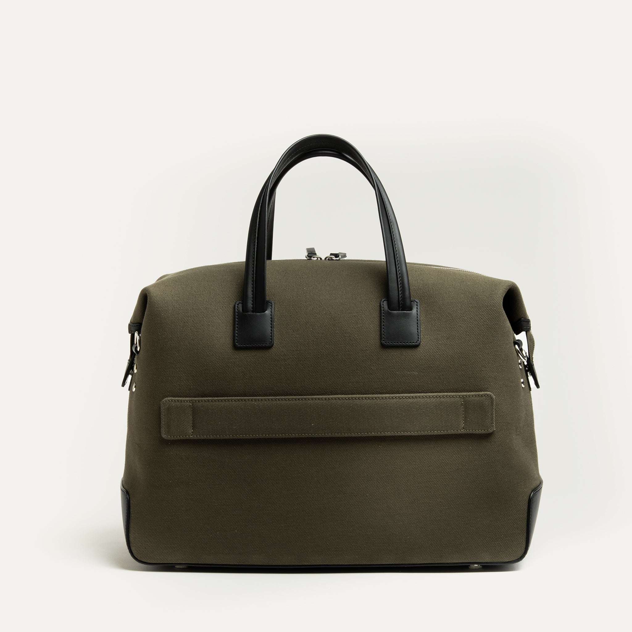 Sac de voyage cabine en toile kaki et au cuir noir semi-végétal.