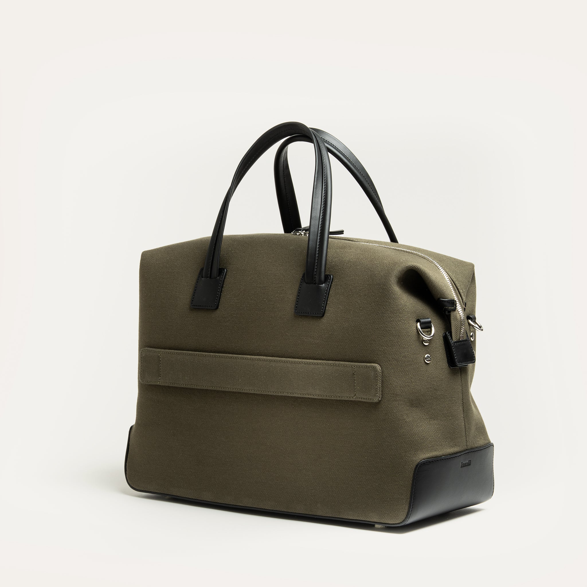 Sac de voyage cabine équipé d'une passant trolley à l'allure élégant et aux fonctionnalités pensé par lundi pour les voyageurs.