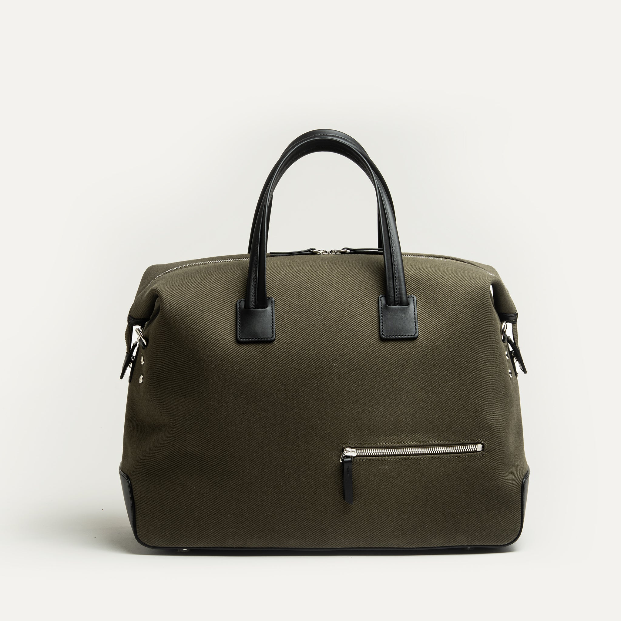 Sac de voyage cabine vu de devant en toile kaki et aux finitions en cuir semi-végétal donnant un look raffiné.