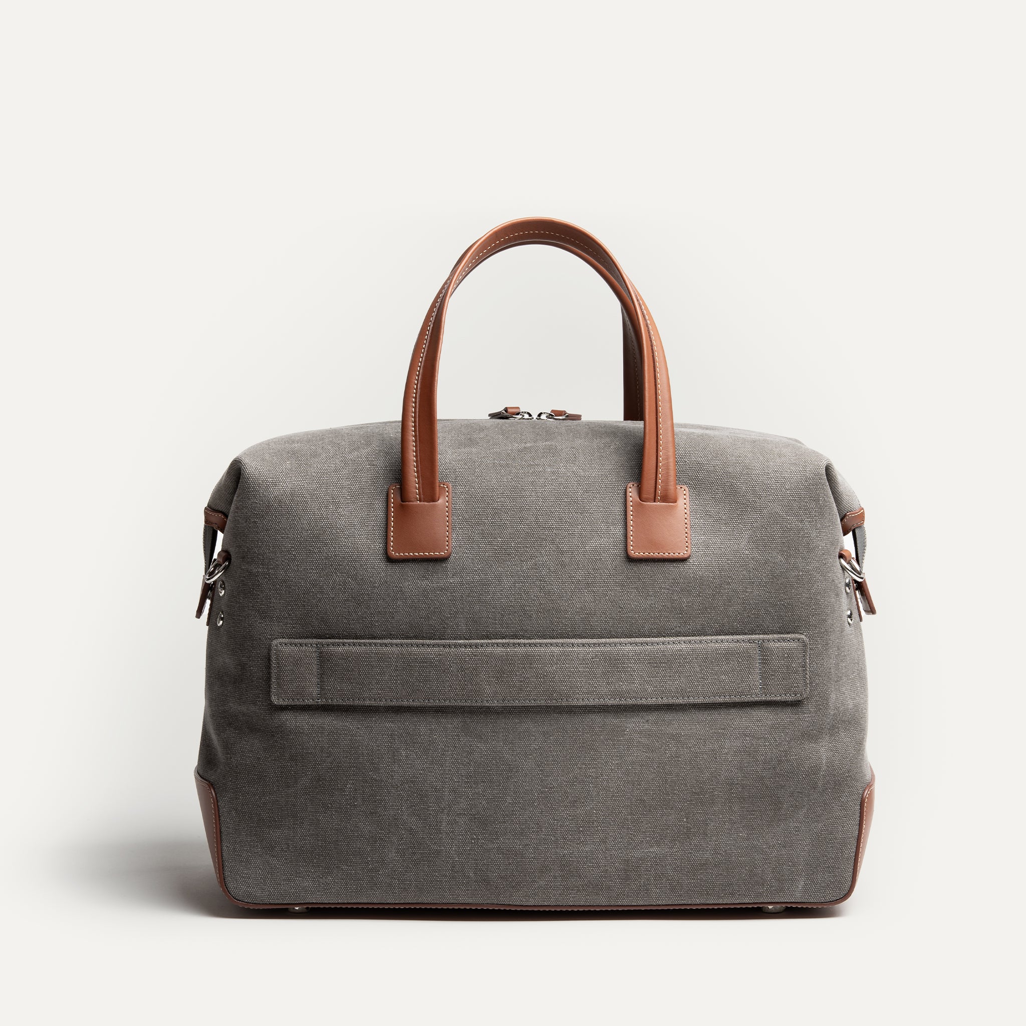 Sac weekender AUGUSTIN équipé d'une passant trolley ultra pratique en voyage.