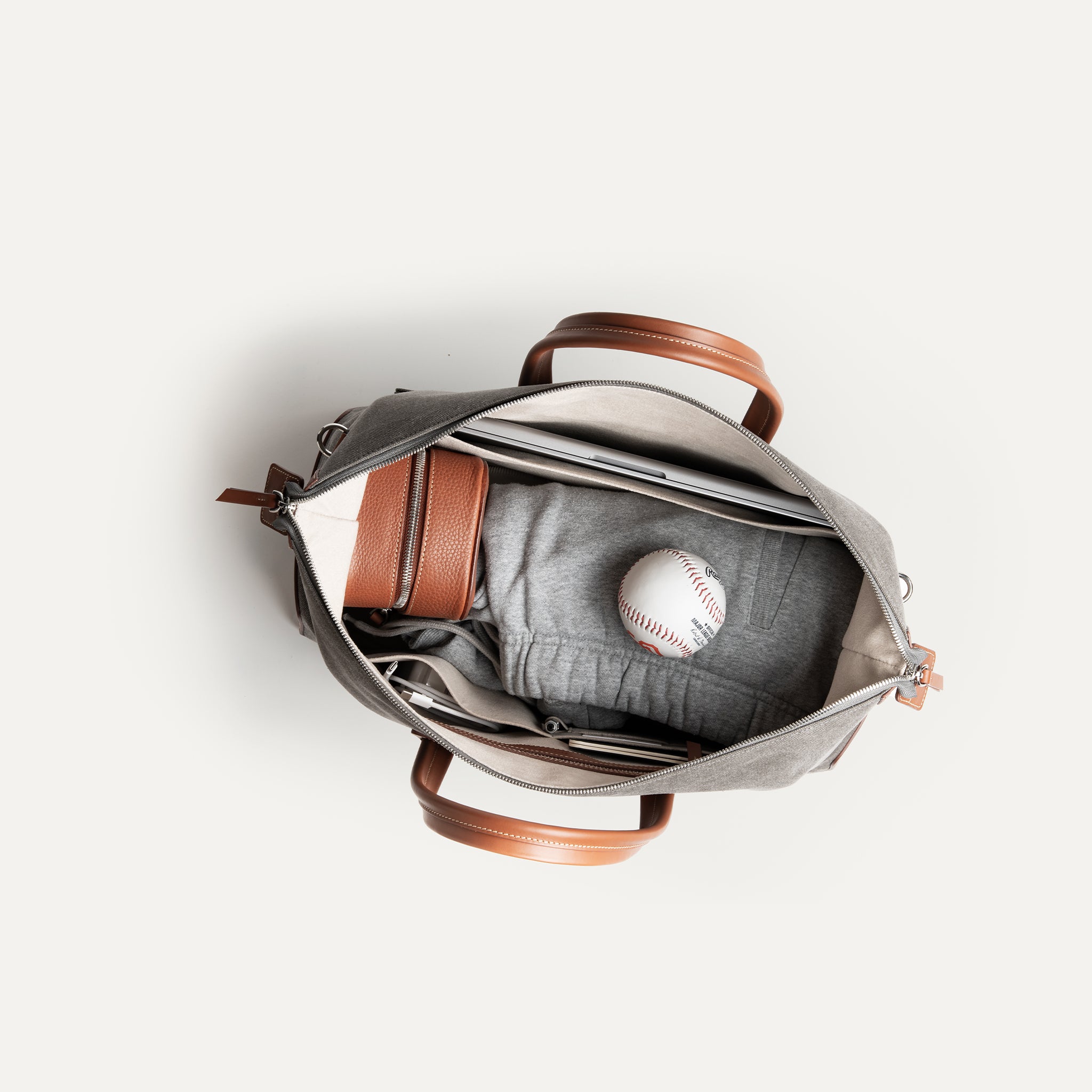 Sac weekender AUGUSTIN avec un compartiment intérieur spacieux pour 48 heures de voyage.