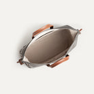 Sac weekender AUGUSTIN avec une poche intérieur en alcantara beige spacieuse de 24 litres.