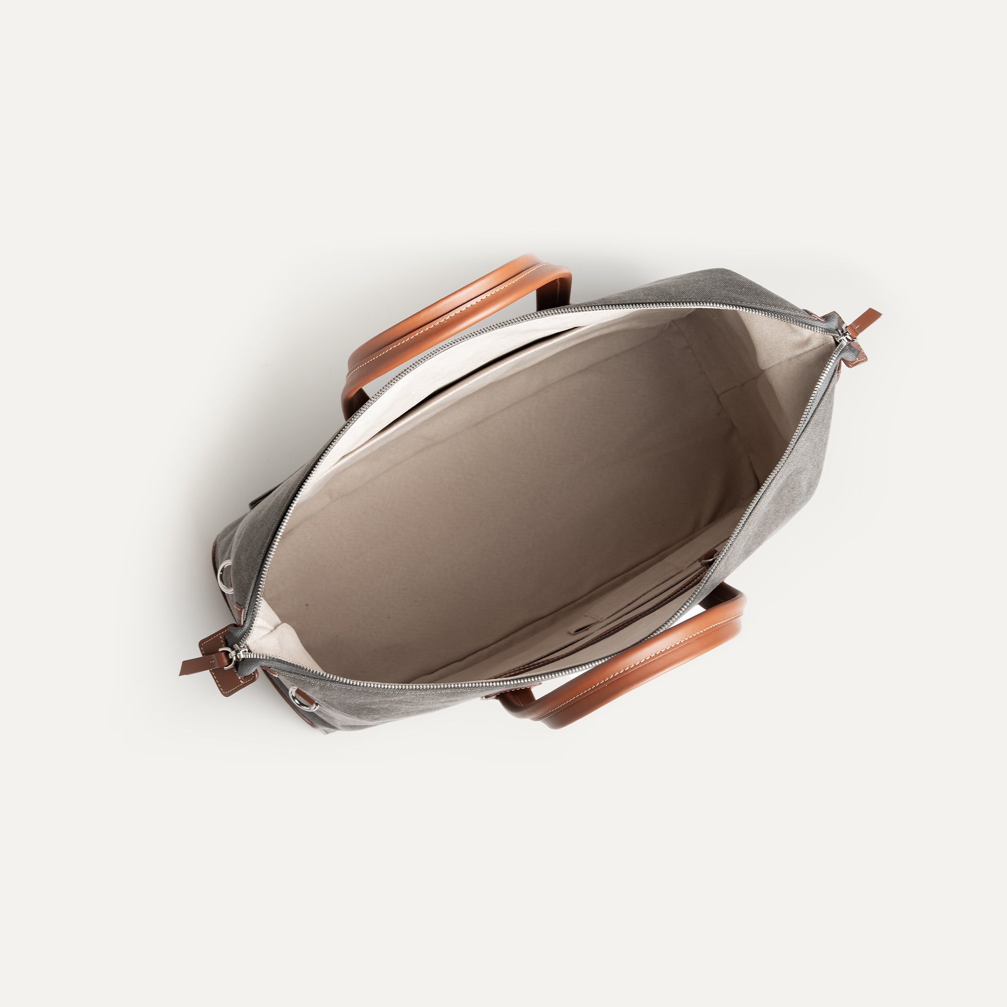 Sac weekender AUGUSTIN avec une poche intérieur en alcantara beige spacieuse de 24 litres.