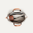 Sac weekender AUGUSTIN avec un compartiment en alcantara pour y ranger vêtement, chaussure et trousse de toilette.