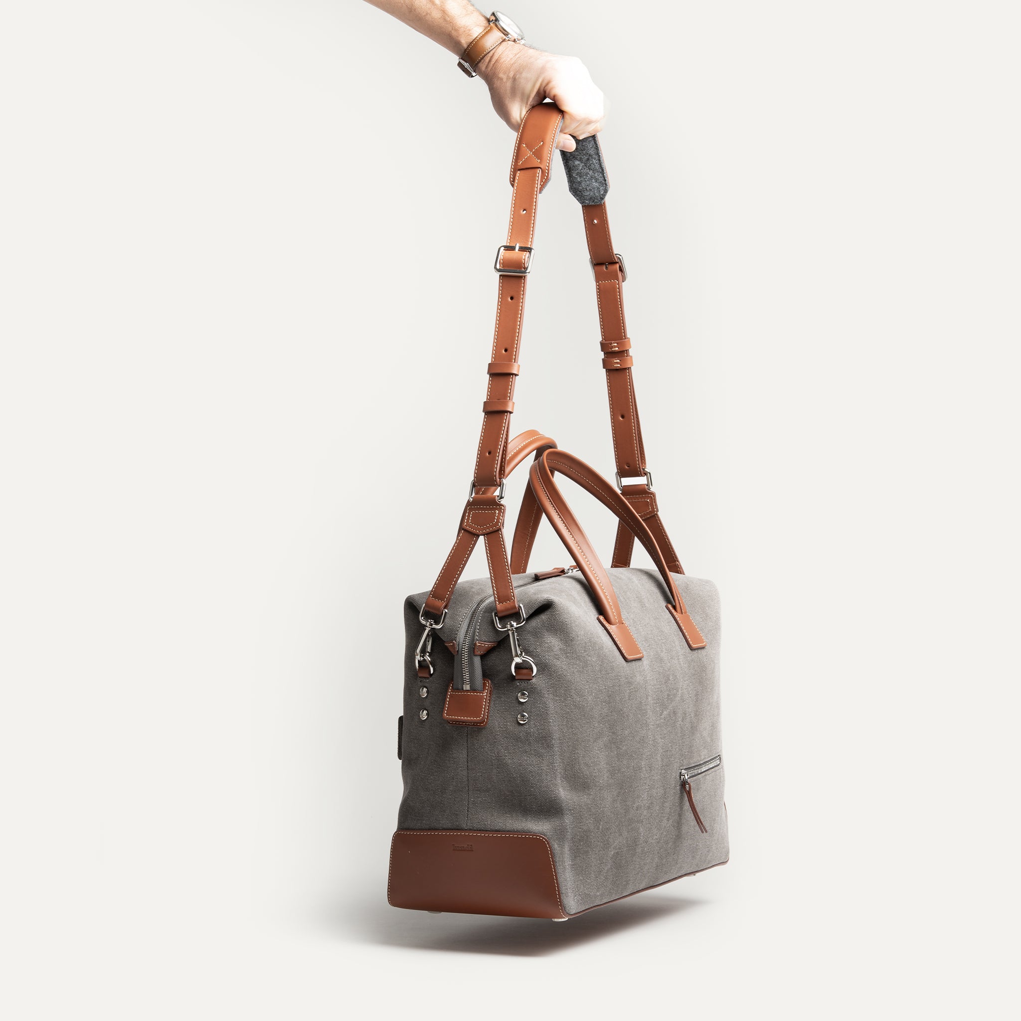 Sac weekender AUGUSTIN équipé d'une bandoulière ajustable pour voyager avec du confort.