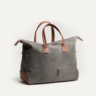Sac weekender en toile grise et cuir cognac à l'allure élégante et aux capacités surprenante.