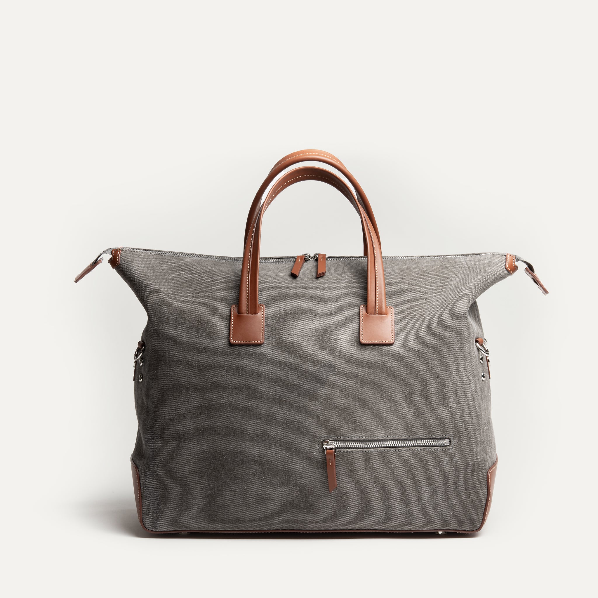 Sac weekender pensé par lundi à l'allure luxueux et aux capacités surprenantes.