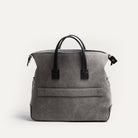 Sac de sport homme en toile grise et cuir noir, intérieur doublé en Alcantara, capacité 24 L.