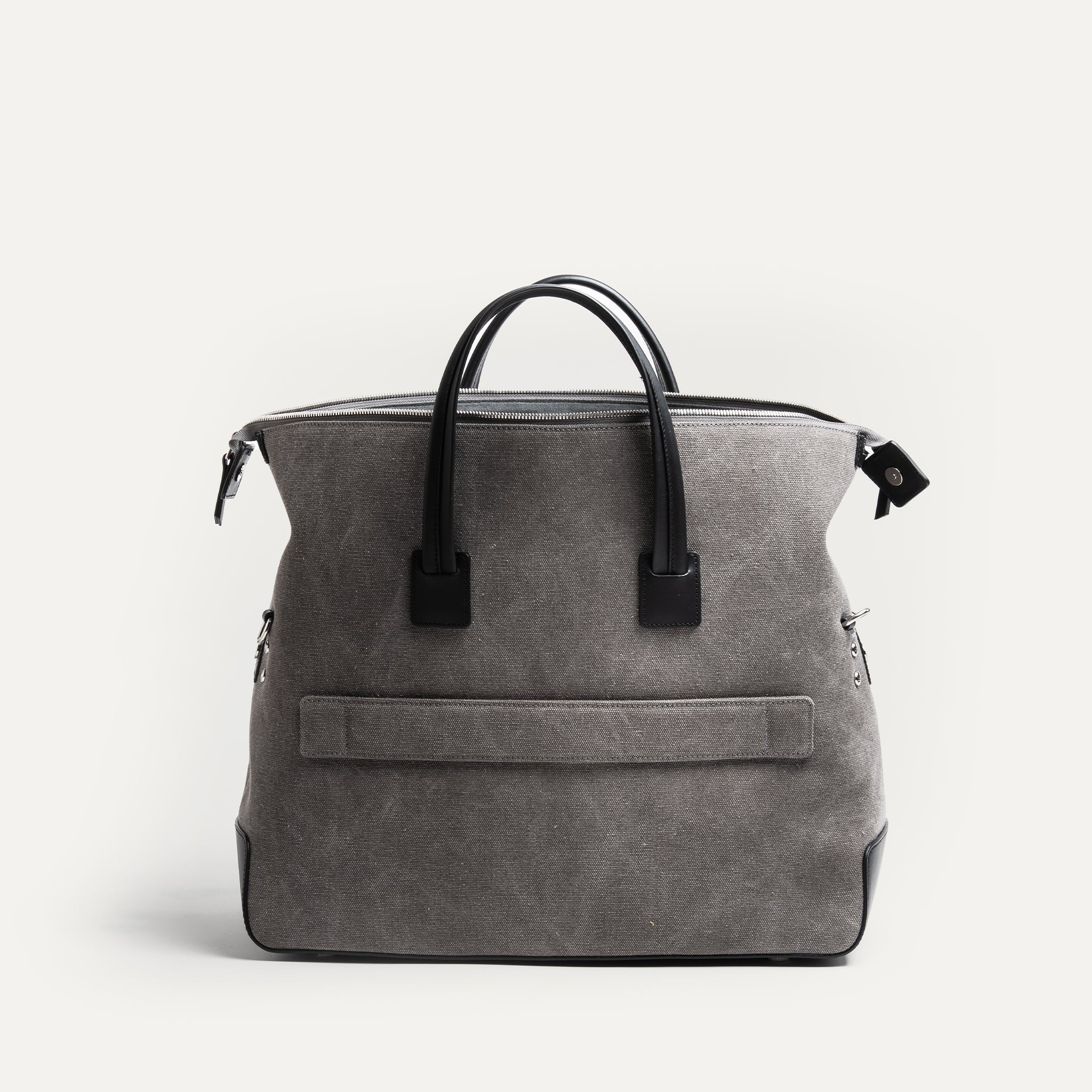 Sac de sport homme en toile grise et cuir noir, intérieur doublé en Alcantara, capacité 24 L.