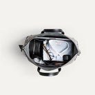 Sac weekender en toile et cuir, intérieur Alcantara gris avec compartiments pour ordinateur, chaussures et accessoires.