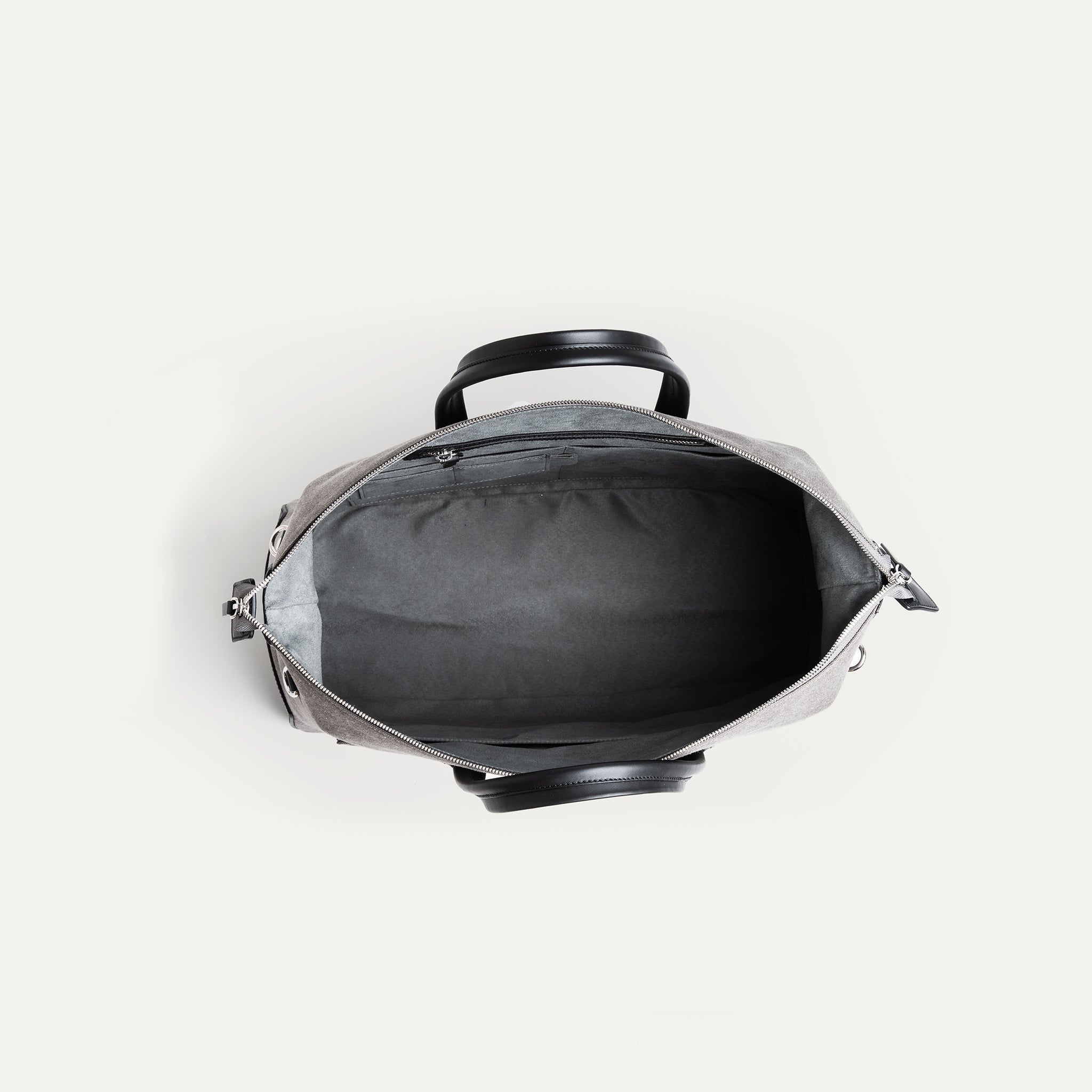 Sac week end femme toile grise et cuir noir, avec un compartiment organisé de 24 litres idéal pour un courts séjours et une escapade.