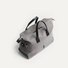 Sac en cuir de voyage pour femme et homme, avec une base en cuir noir pour une meilleure résistance et élégance.