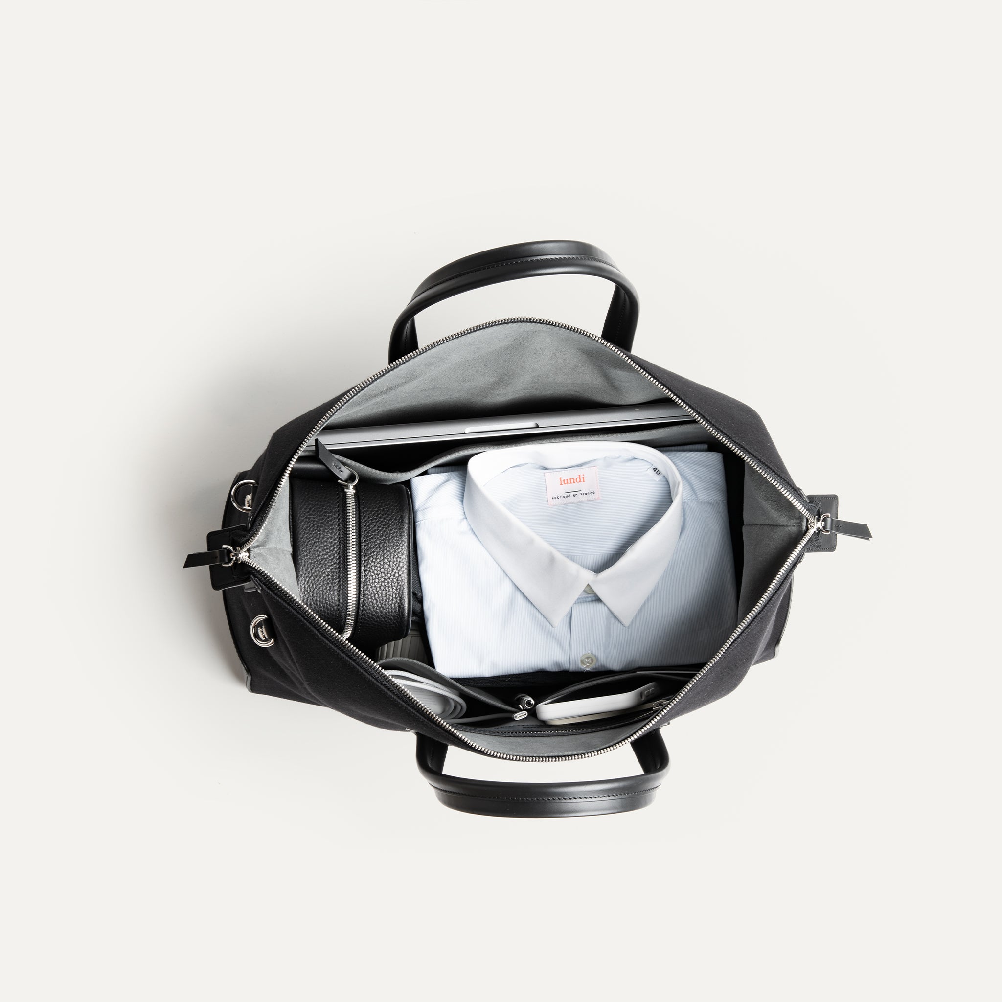 Sac week end pour homme avec un compartiment ultra pratique de 24 litres parfait pour 48 heures de déplacement.