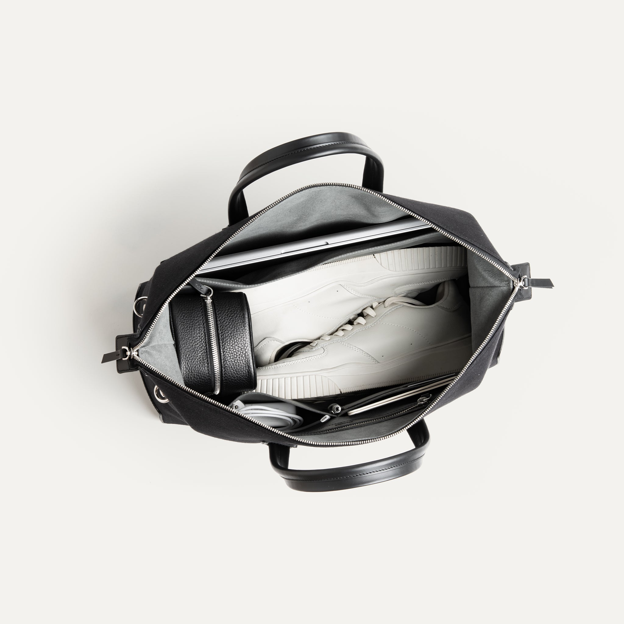 Sac week end pour homme  l'allure luxueux et aux capacités surprenantes pour ranger ses chaussures, ses vêtements, sa trousse de toilette et ses affaires de travail.