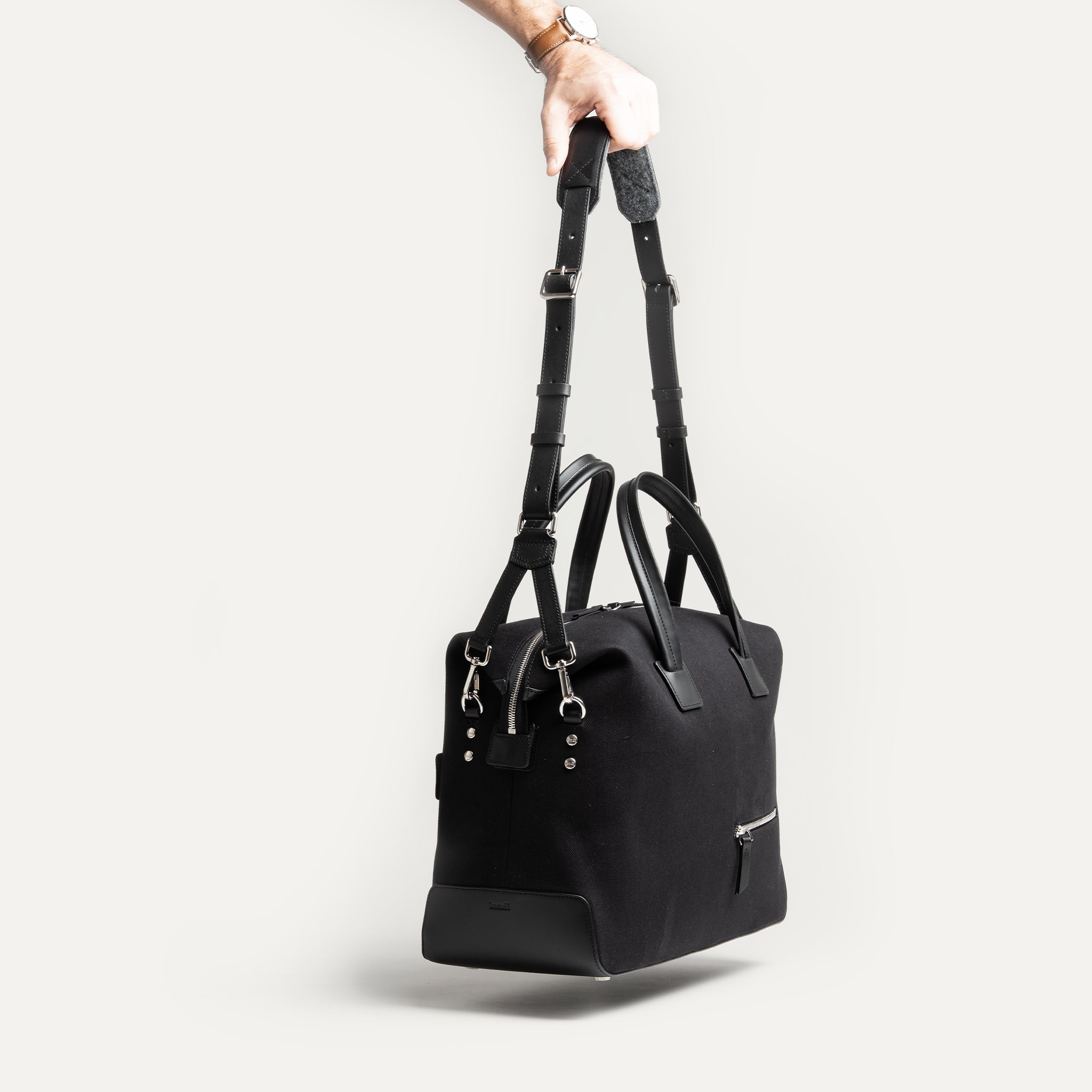 Sac week end pour homme en toile et cuir noir équipé d'une bandoulière fonctionnelle et réglable noir.