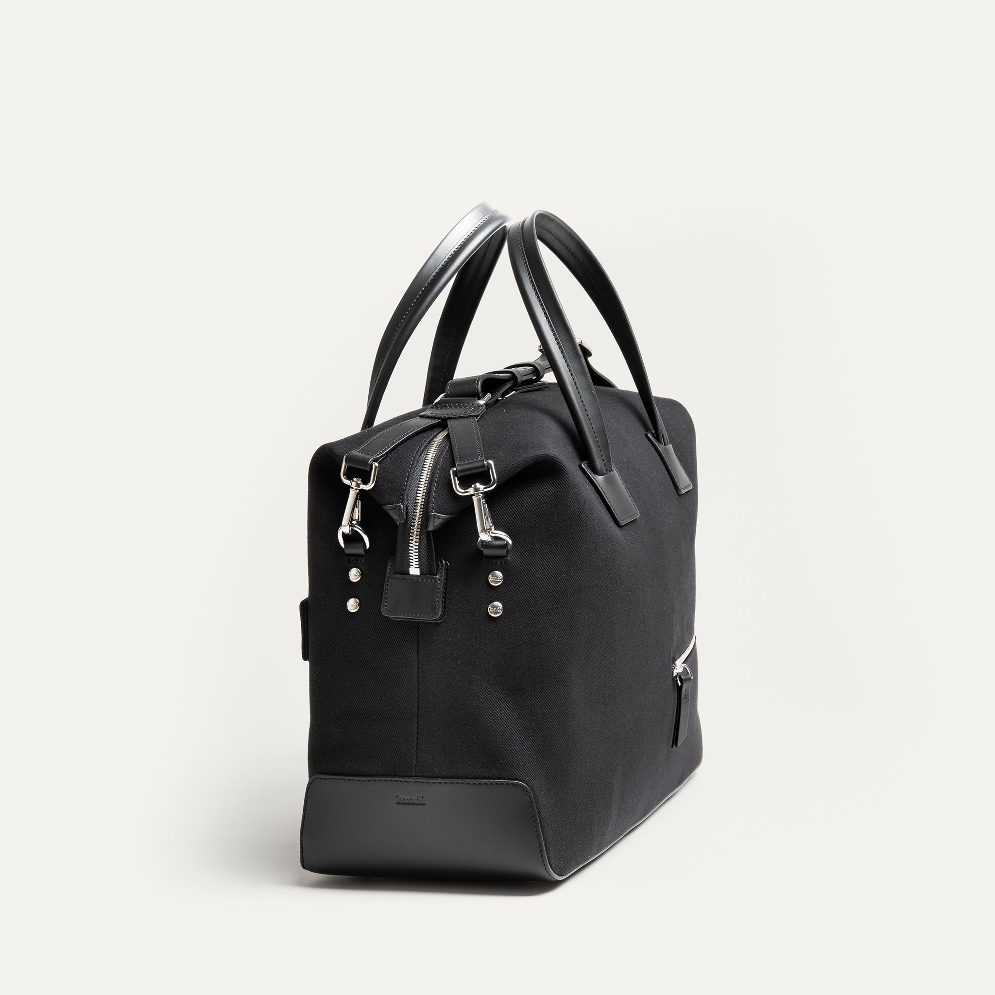 Sac week end pour homme de 20 cm de largeur au look élégant, luxueux et aux fonctionnalités pensé par lundi.