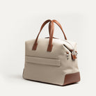 Sac weekender en toile et cuir, intérieur organisé en Alcantara pour vêtements et accessoires.