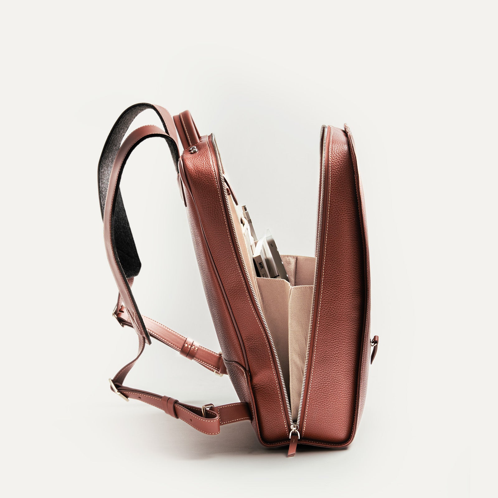sac à dos pour ordinateur avec rangements pensés pour le travail, carnet, stylo et accessoires.