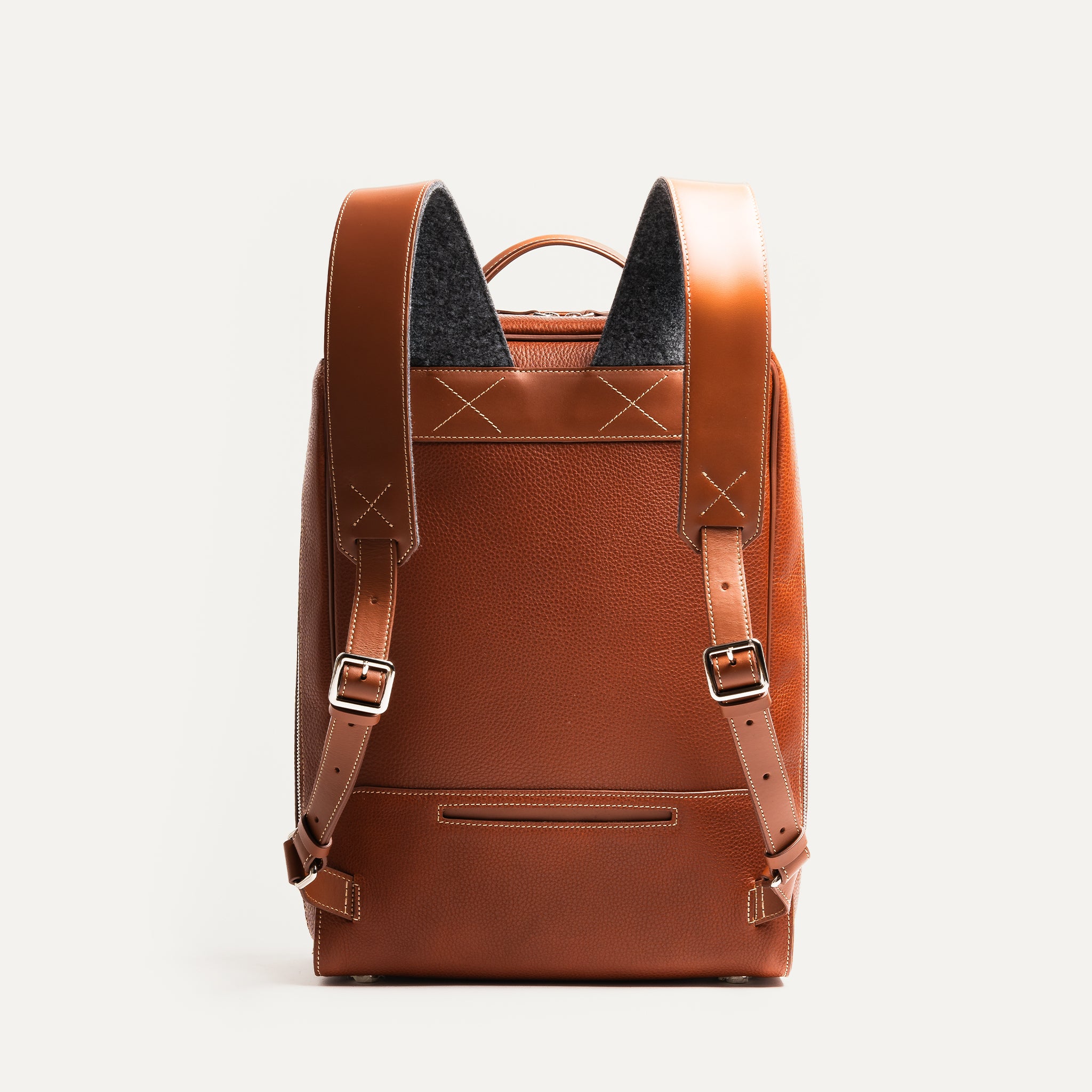 sac à dos en cuir homme, bretelles ajustables et style soigné pour un usage quotidien.