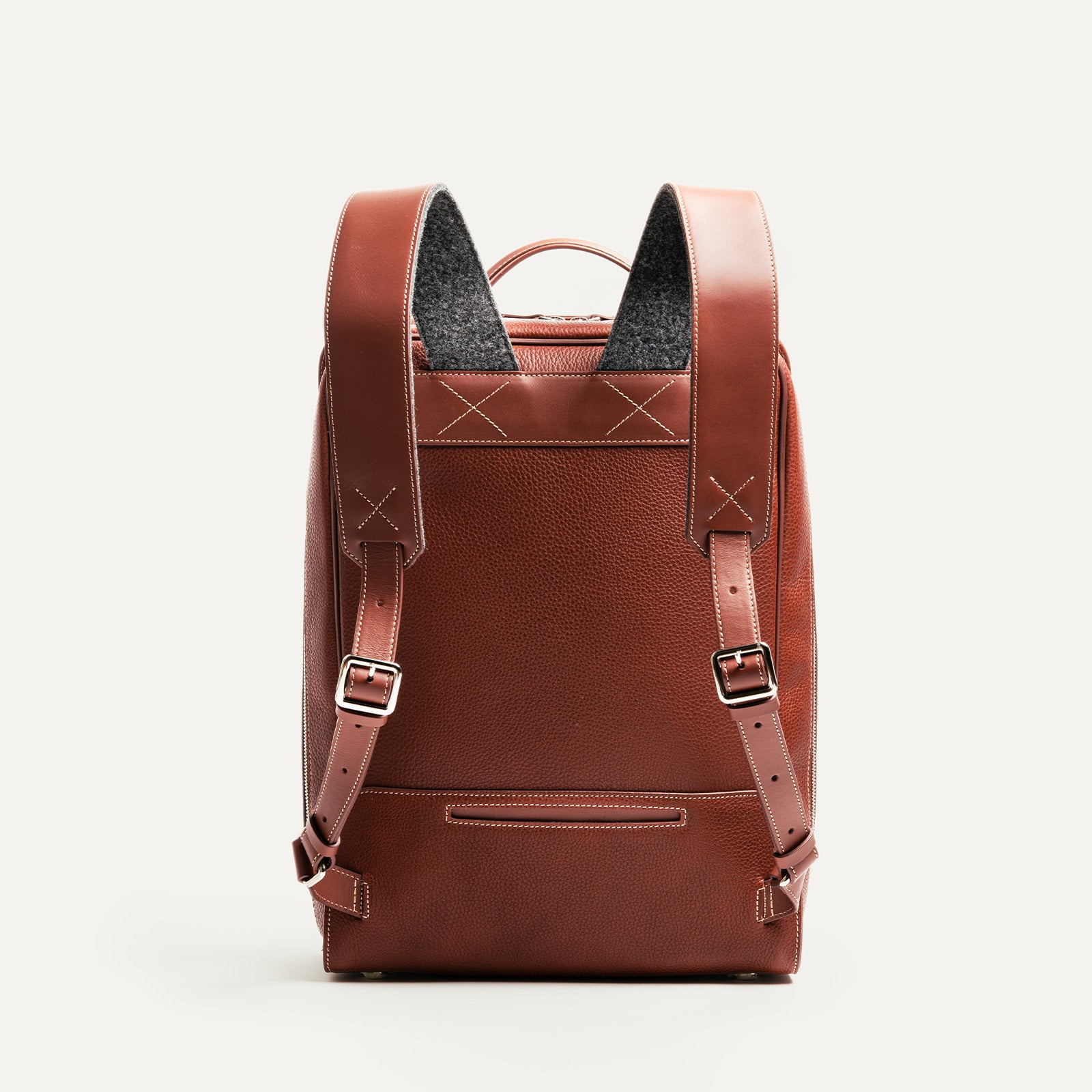 sac à dos en cuir homme, bretelles ajustables et style soigné pour un usage quotidien.