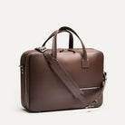 Briefcase avec une bandoulière amovible pour faciliter son transport.