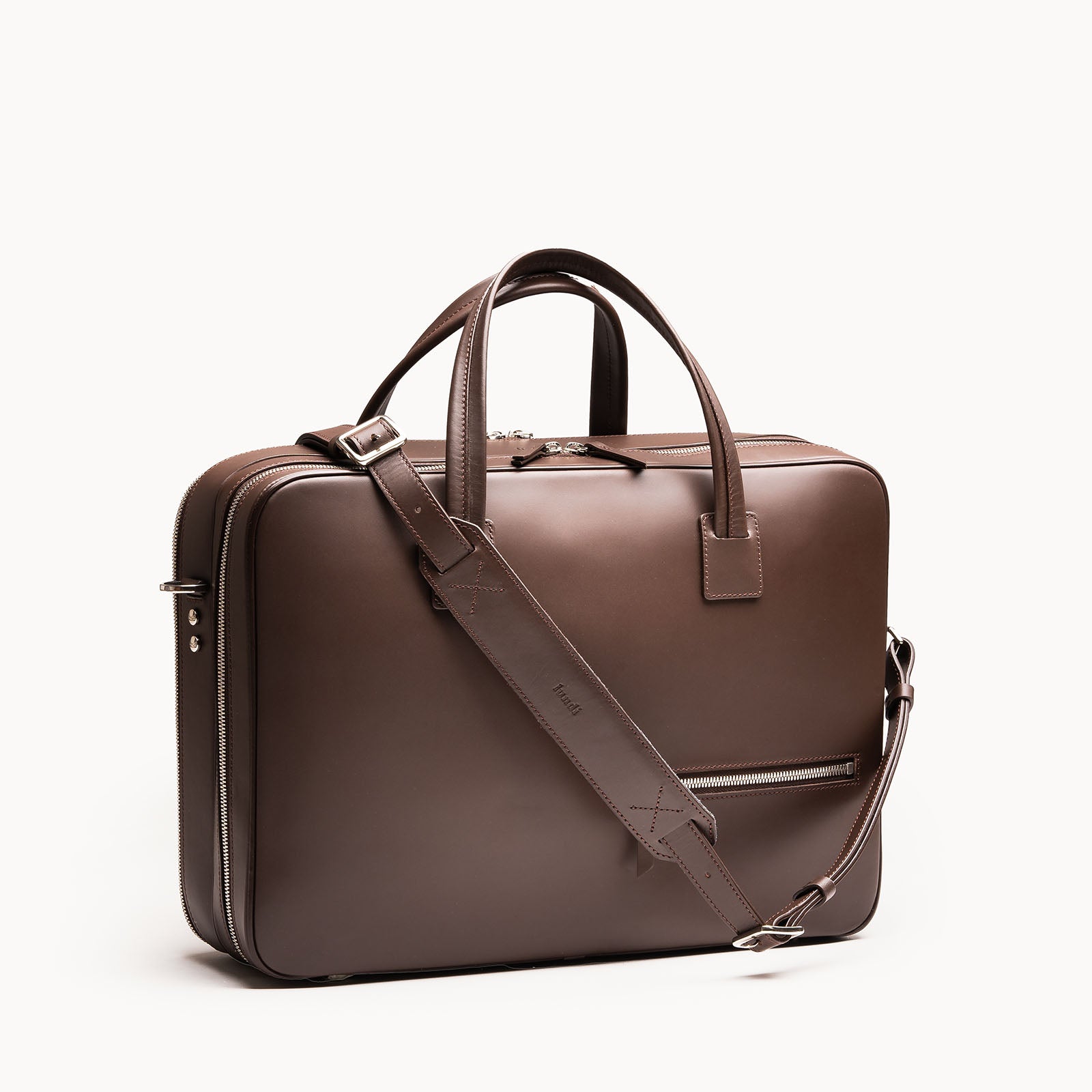 Briefcase avec une bandoulière amovible pour faciliter son transport.