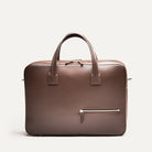 Attaché case conçu pour 36 heures, avec organisation intérieure optimisée pour vêtements et accessoires de bureau.