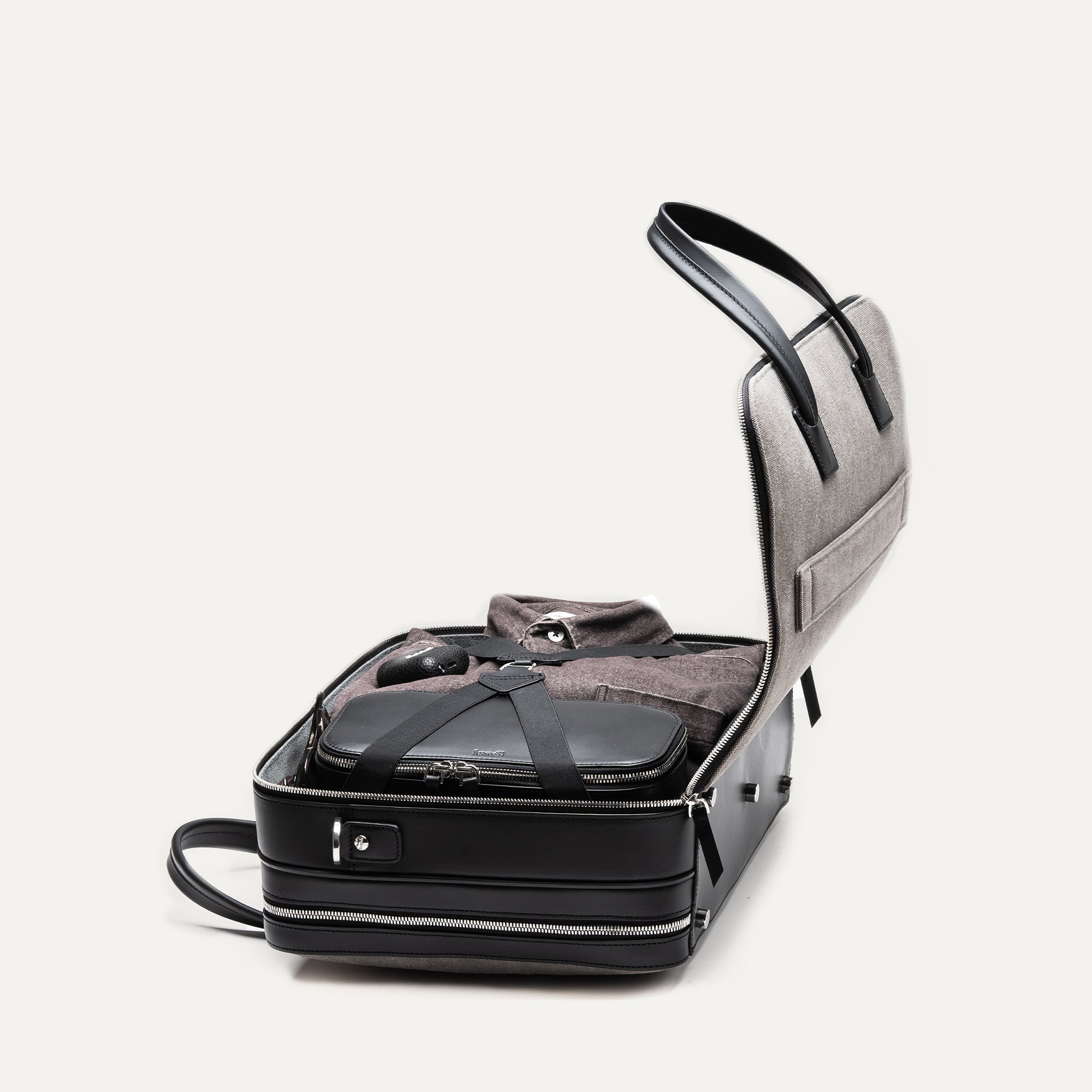 Porte document CONALLY équipé d'un compartiment dressing pour ranger une tenue de bureau.