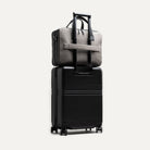 Briefcase CONALLY en toile de coton déperlante gris et cuir tannage végétal, équipé d’un passant trolley pour valise.