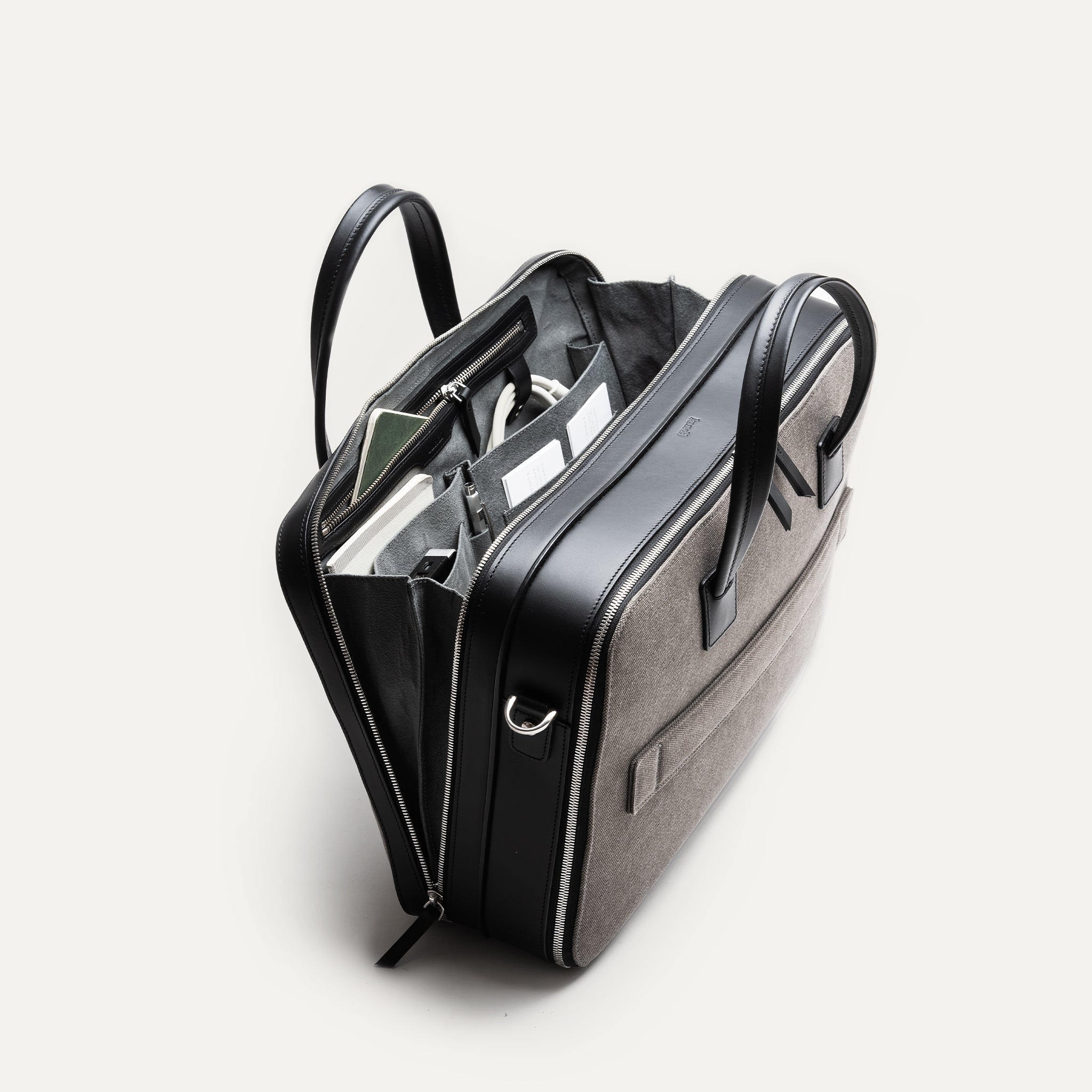 Sac ordinateur CONALLY en cuir et toile conçu pour transporter un ordinateur jusqu’à 17 pouces et tous les outils de travail.