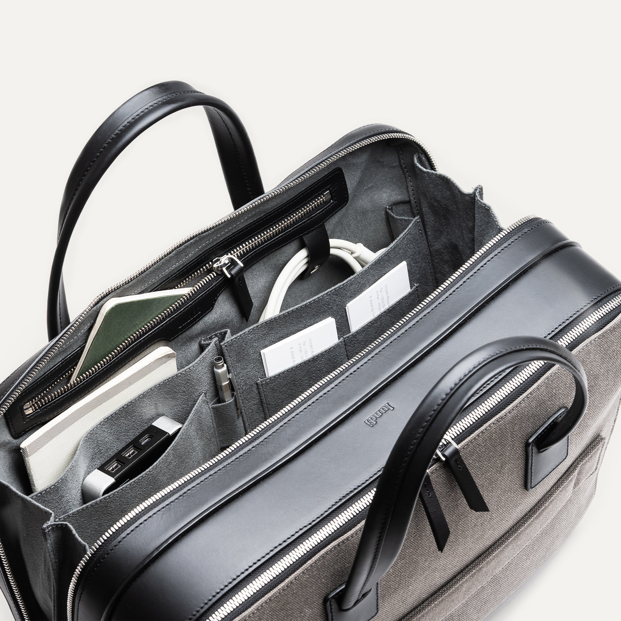 Sac ordinateur CONALLY conçu pour transporter un ordinateur jusqu’à 17 pouces et tous les outils de travail.