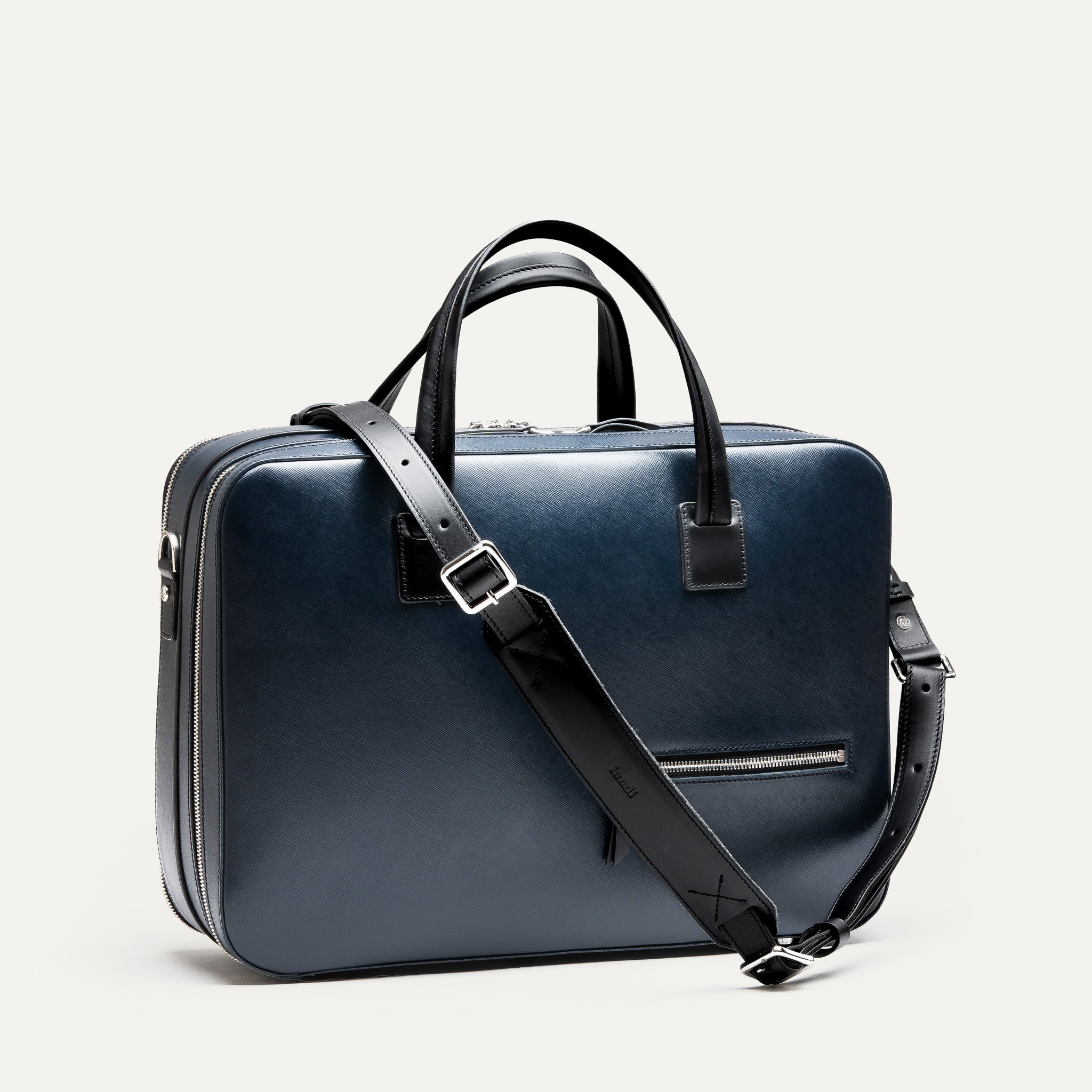 Sac à bandoulière homme Cardignac de lundi, avec bandoulière réglable en cuir et boucle métallique pour transporter confortablement.