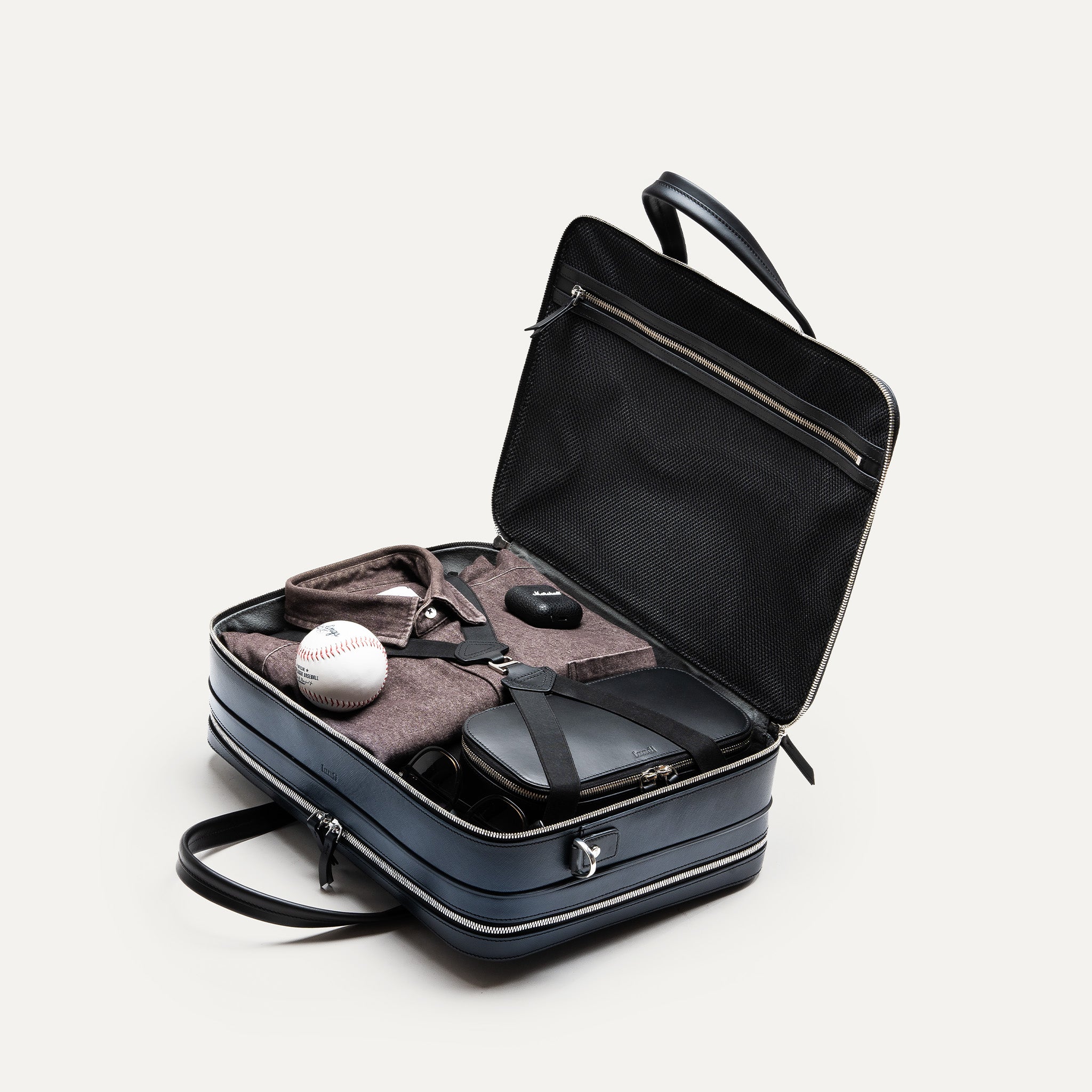 Porte document Cardignac en cuir marine avec un compartiment ultra fonctionnel dédié pour une tenue de travail et une trousse de toilette.