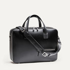 Briefcase élégant Cardignac de lundi en cuir noir, avec double compartiment et sangle amovible pour un rangement bureau et dressing sur 36 heures.