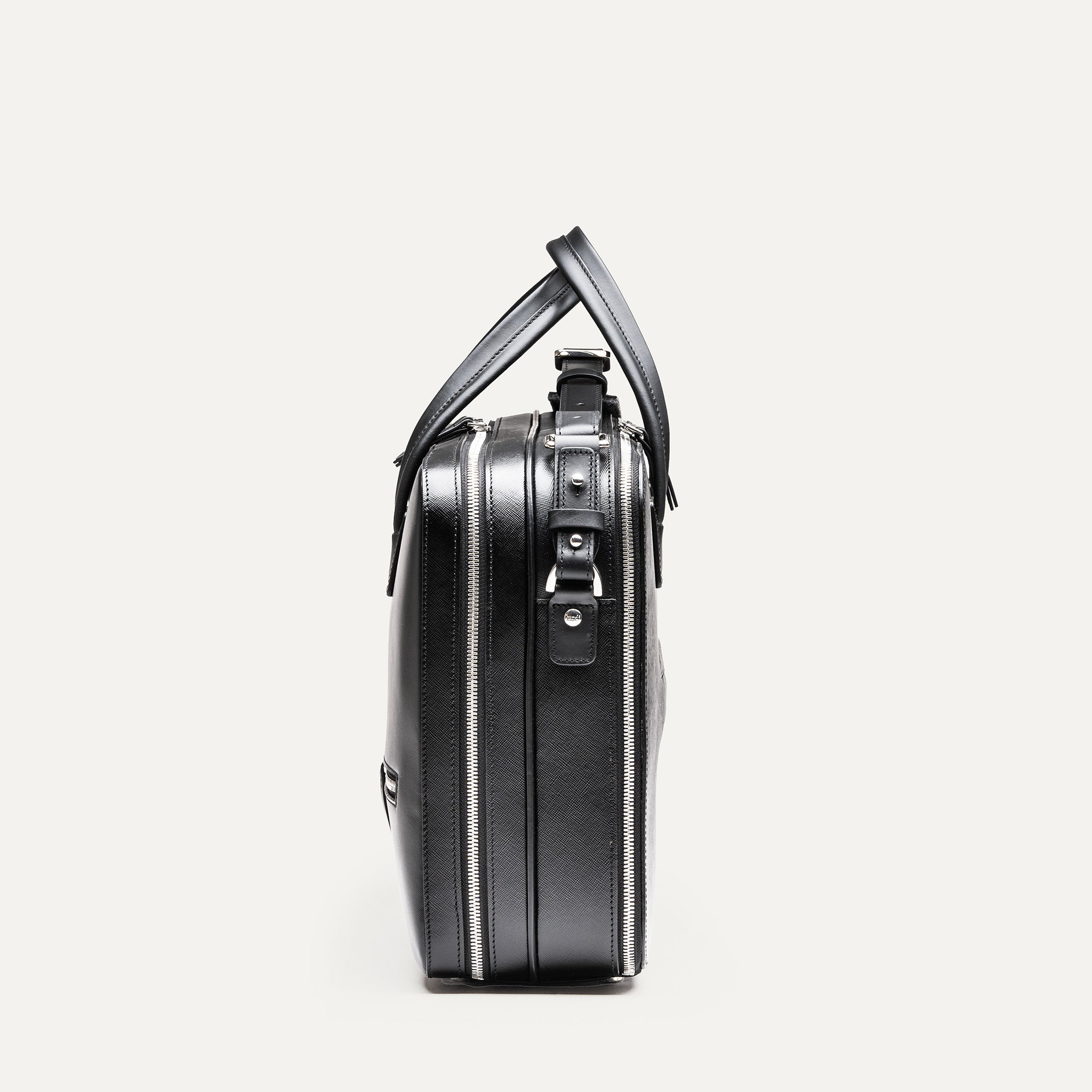 Cartable cuir homme Cardignac de lundi, doté d’un compartiment dressing avec sangle élastique pour maintenir vêtements et trousse de toilette.