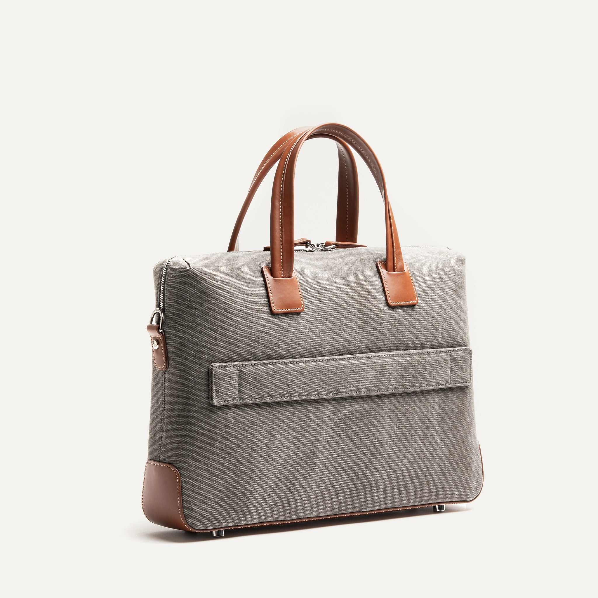 Une sangle cousue à l'arrière du sac permet de le positionner sur sa valise