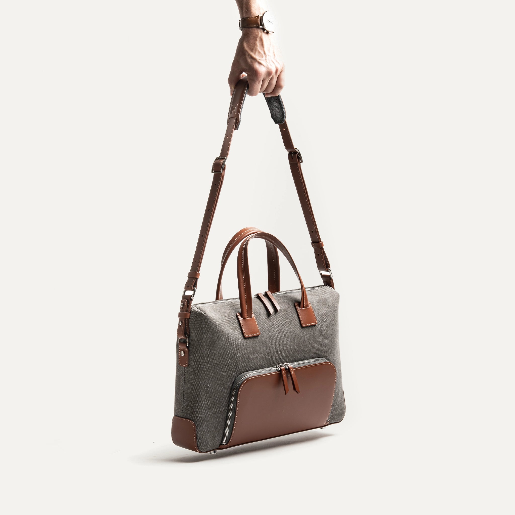 Sangle épaule réalisée en cuir lisse et feutrine.