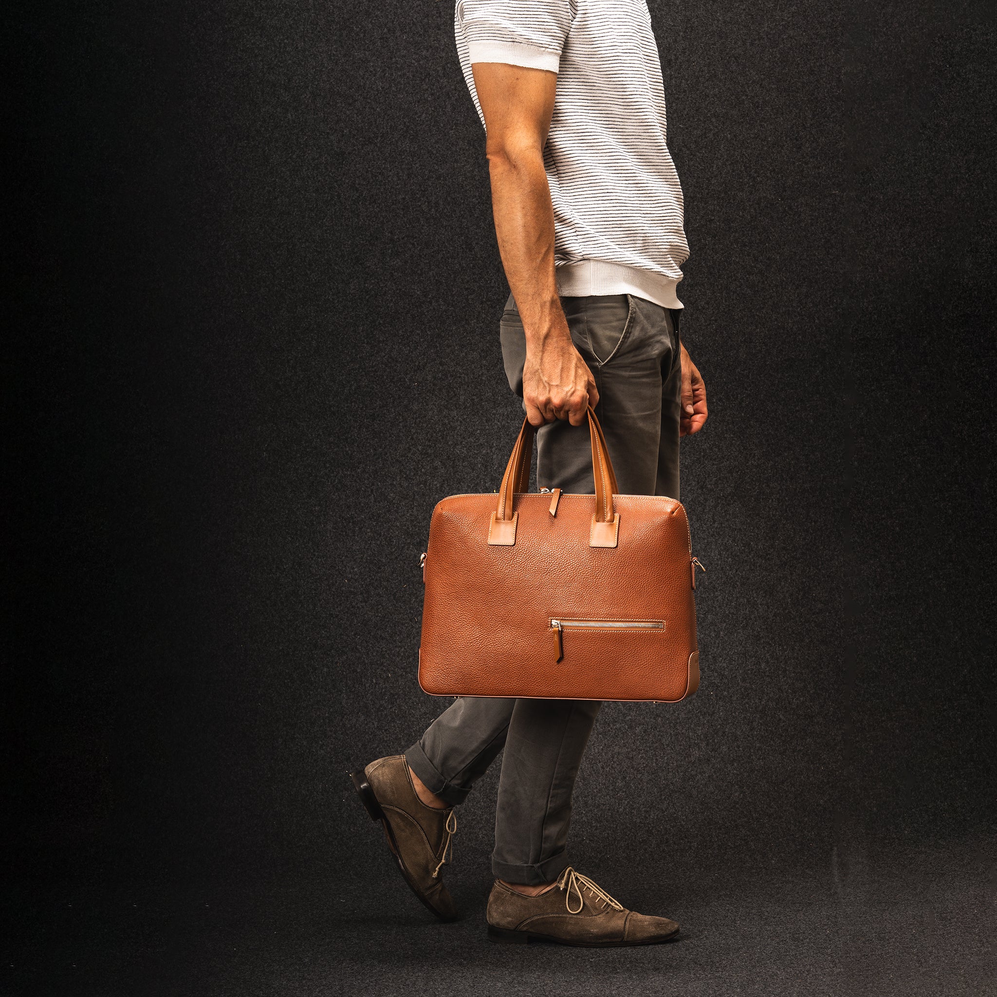 Sac à main homme camel porté avec tenue casual chic, parfait pour un style professionnel.