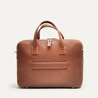 Cartable cuir homme TILIO II avec intérieur spacieux incluant une poche dédiée pour les câbles et chargeurs et un espace dressing.