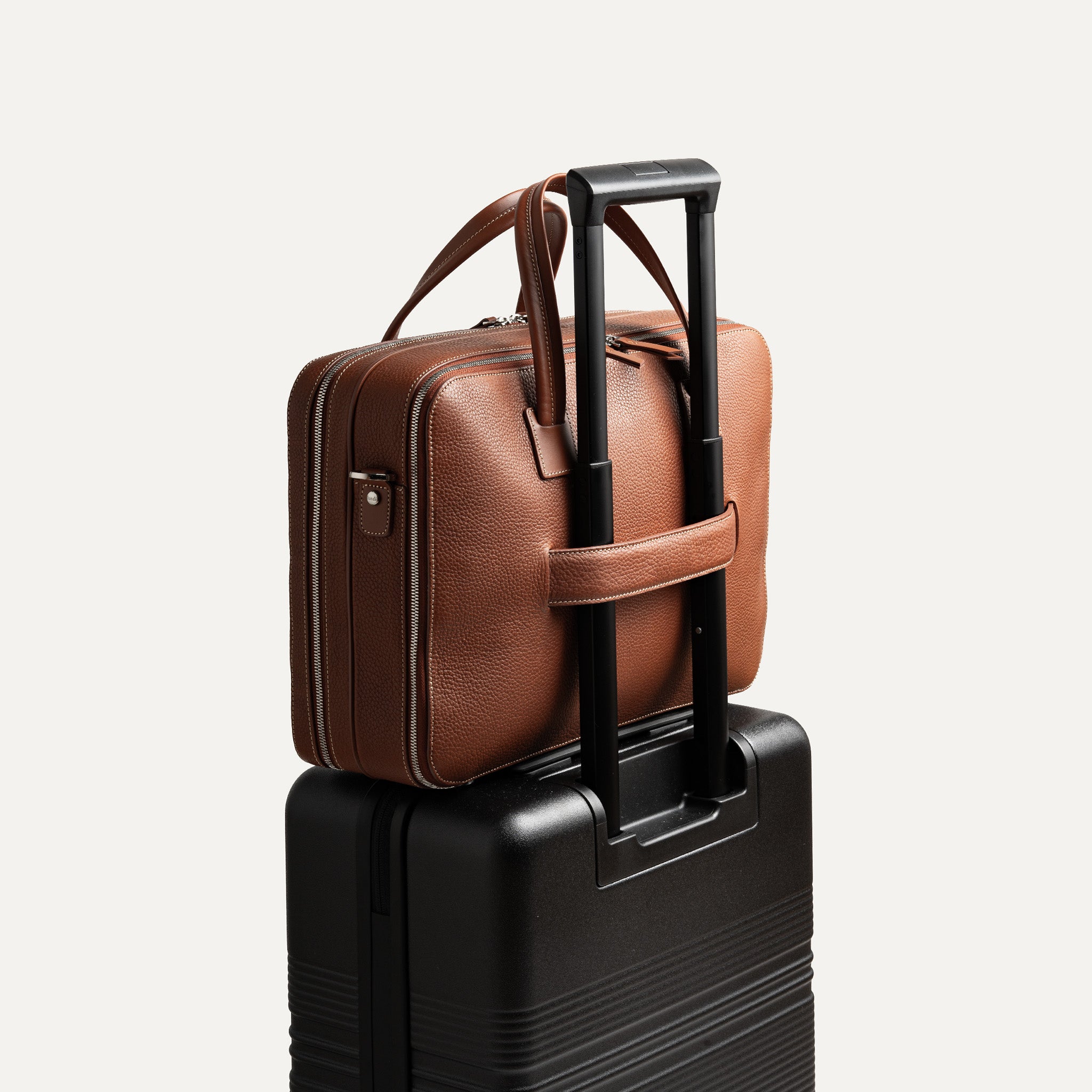 Sac cuir homme TILIO II  transporté à la main ou sur une valise grâce au passant  arrière.